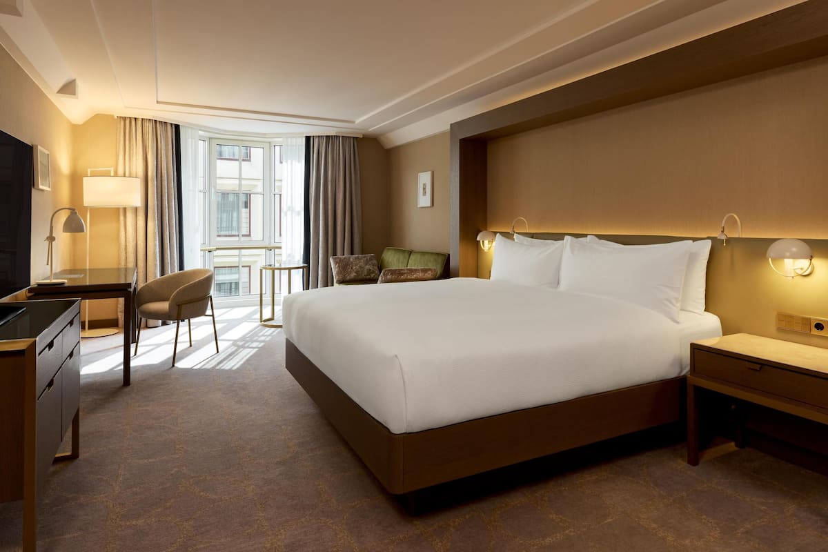 Executive Room, 1 King Bed with Sofa bed (Family Room) | Premium bedding, in-room safe, desk, laptop workspace