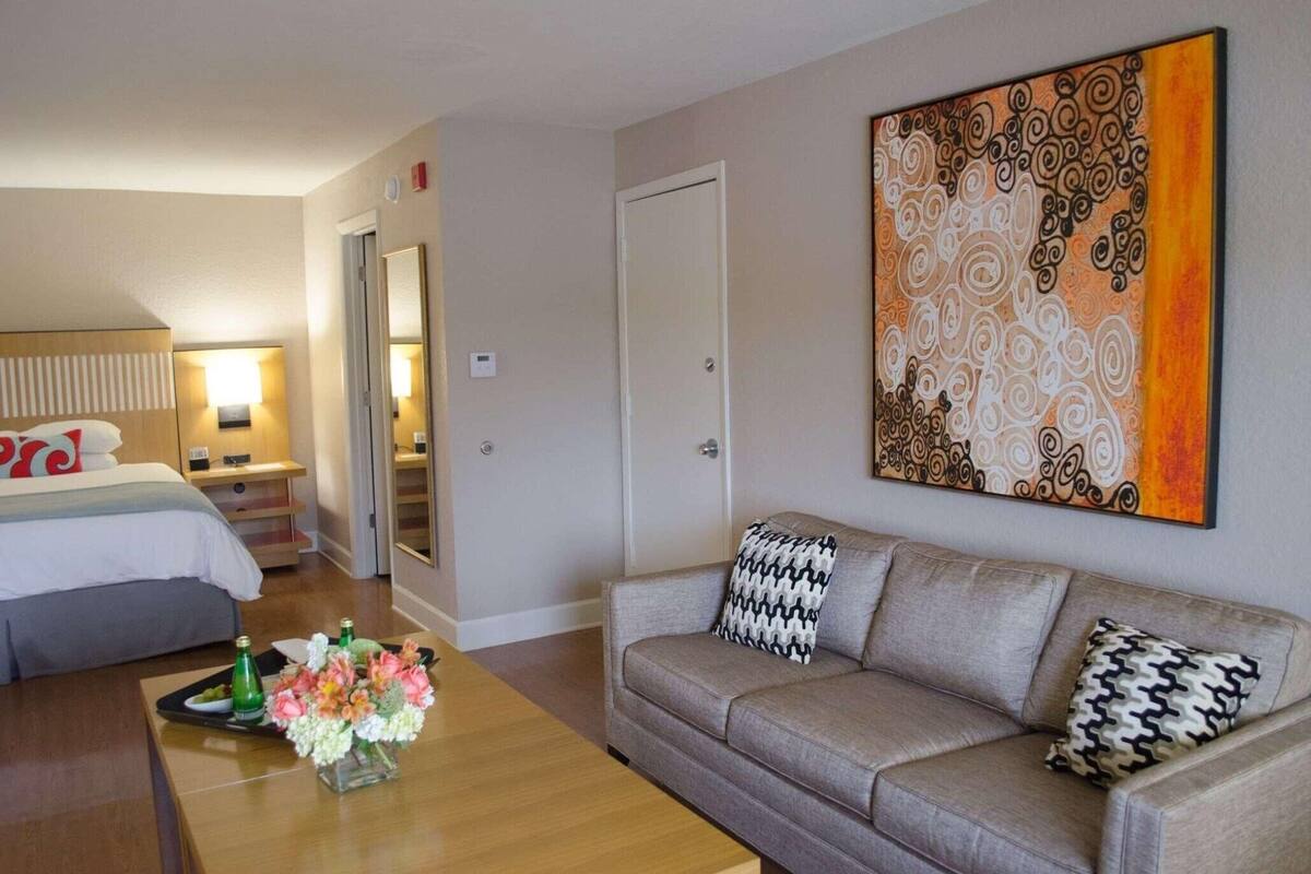 Junior Suite, 1 King Bed | Premium bedding, pillowtop beds, in-room safe, desk
