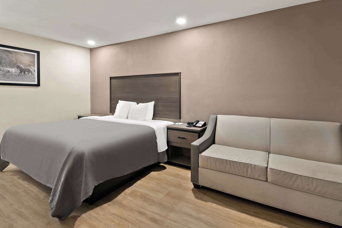 Standard Room, 1 King Bed, Non Smoking | Premium bedding, desk, blackout drapes, soundproofing