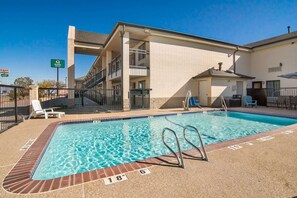 Piscine extérieure en saison