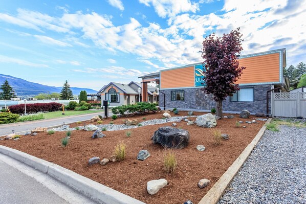 BBQ/picnic area - Quality Inn (Merritt)