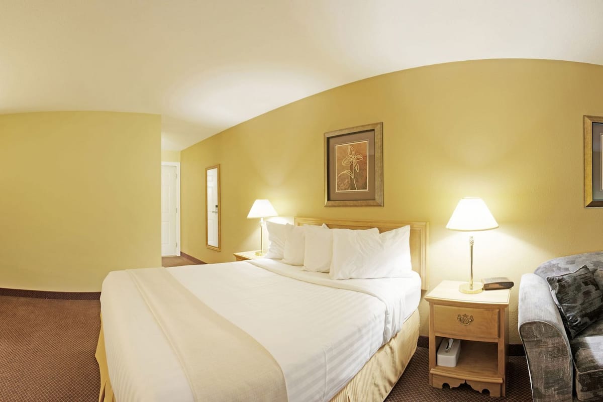 Colchones con pillow-top, escritorio y tabla de planchar con plancha