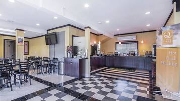 Café da manhã completo grátis todos os dias