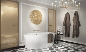 名牌洗护用品、吹风机、浴袍、拖鞋