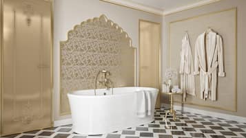 Soffione a pioggia, set di cortesia firmato, asciugacapelli, accappatoio