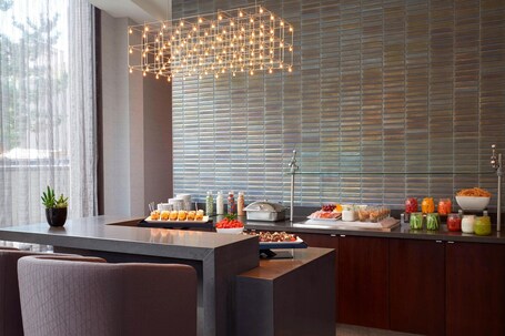 Toronto Airport Marriott Hotel - Image 10
