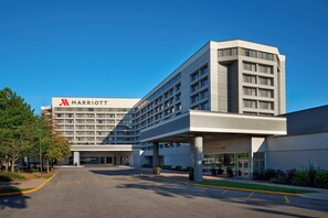 A Marriott hotel with a modern architectural design, featuring a prominent entrance and a covered walkway. - Toronto Airport Marriott Hotel (Toronto)