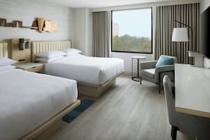 Kamer, 2 queensize bedden | Luxe beddengoed, een kluis op de kamer, een bureau