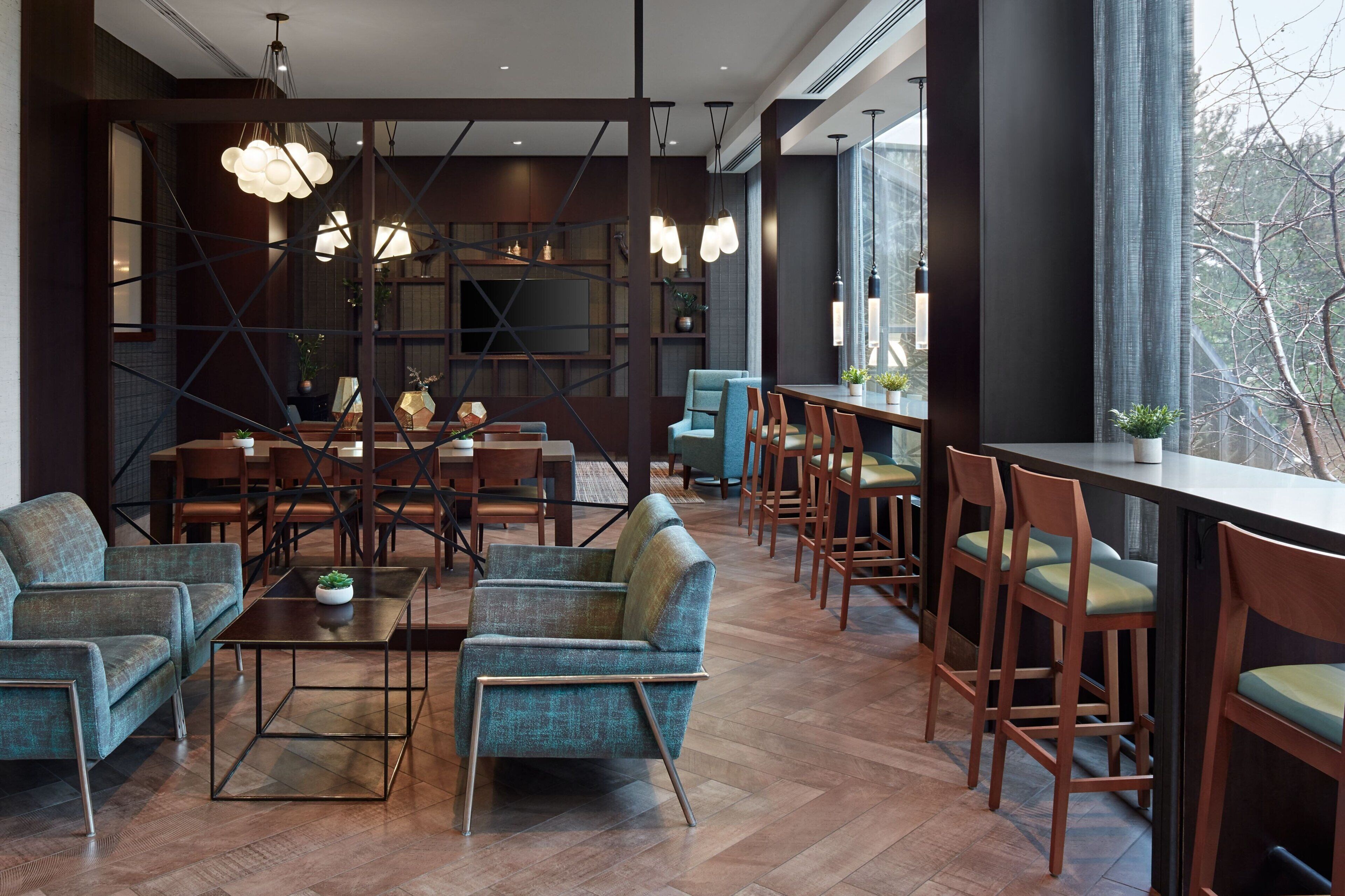 Chambre Club, 1 très grand lit | Bar lounge