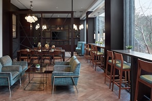 Club Room, 1 King Bed | Lounge - Toronto Airport Marriott Hotel (Toronto)