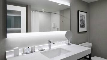 Combined shower/bathtub, free toiletries, hair dryer, towels