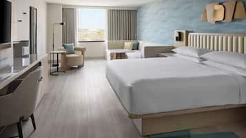 Quarto, 1 cama King | Roupas de cama premium, cofres nos quartos, escrivaninha