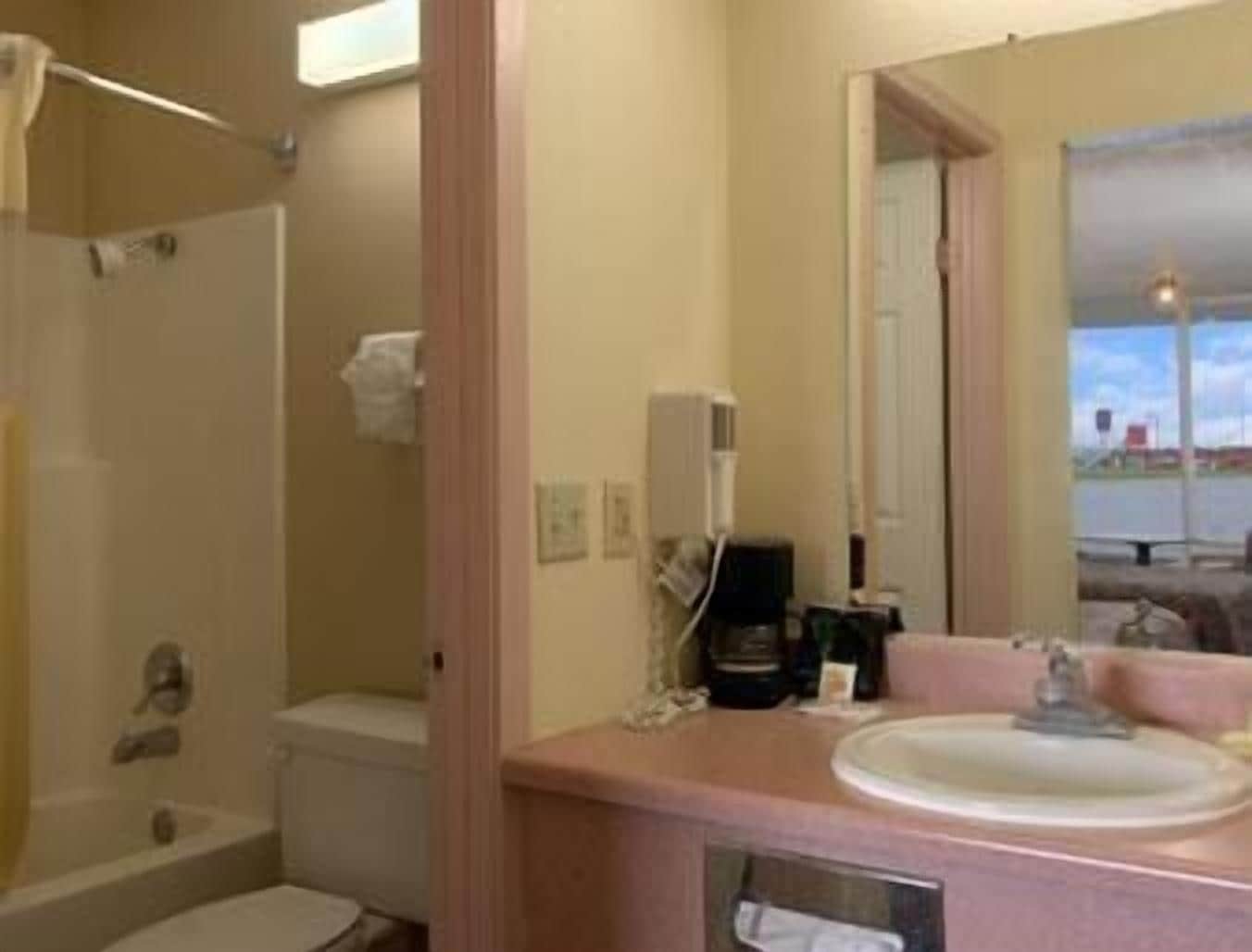 Combined shower/bathtub, towels