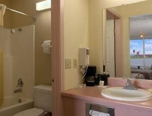 Tina con regadera y toallas