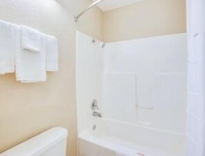 Combined shower/bathtub, towels