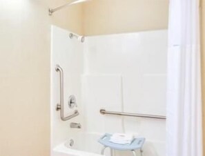 Zimmer, 2 Doppelbetten, barrierefrei | Badezimmer | Duschwanne, Handtücher