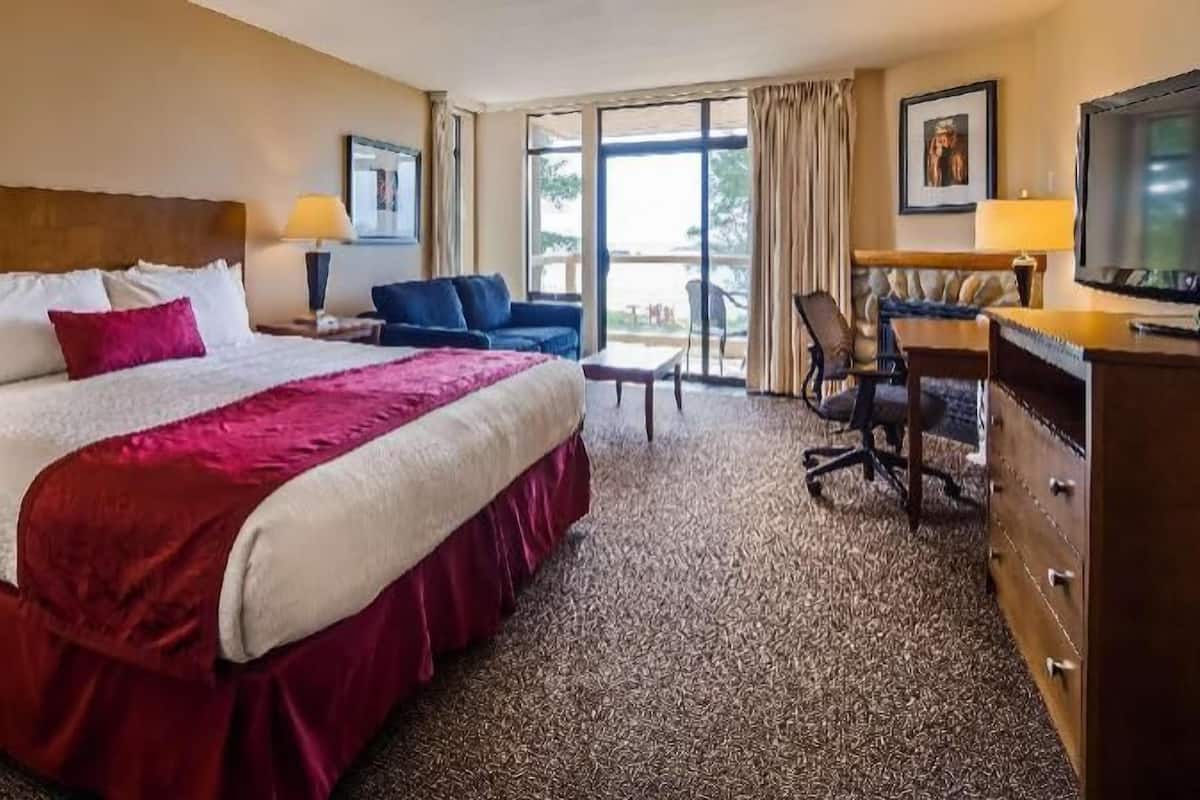 Hypo-allergenic bedding, pillowtop beds, in-room safe, desk