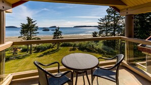 A balcony with a view of the beach and ocean, furnished with a round table and two chairs. - Best Western Plus Tin Wis Resort (Tofino)