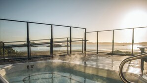 A hot tub with a view of the beach and sunset. - Best Western Plus Tin Wis Resort (Tofino)