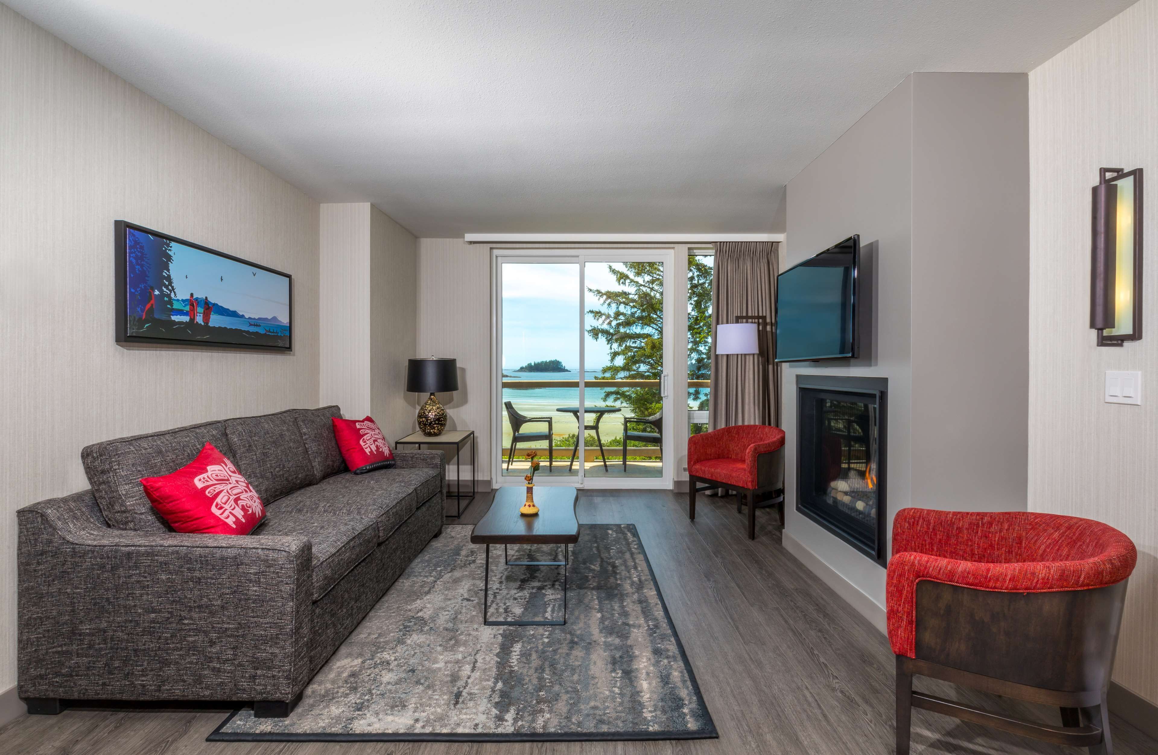 Allergitestet sengetøy, senger med overmadrass og safe på rommet