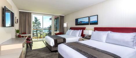 Allergitestet sengetøy, senger med overmadrass og safe på rommet