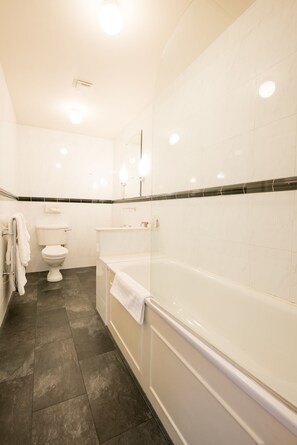 Habitación doble de lujo, vista al valle | Baño | Amenidades de baño gratuitas, secadora de cabello, toallas 