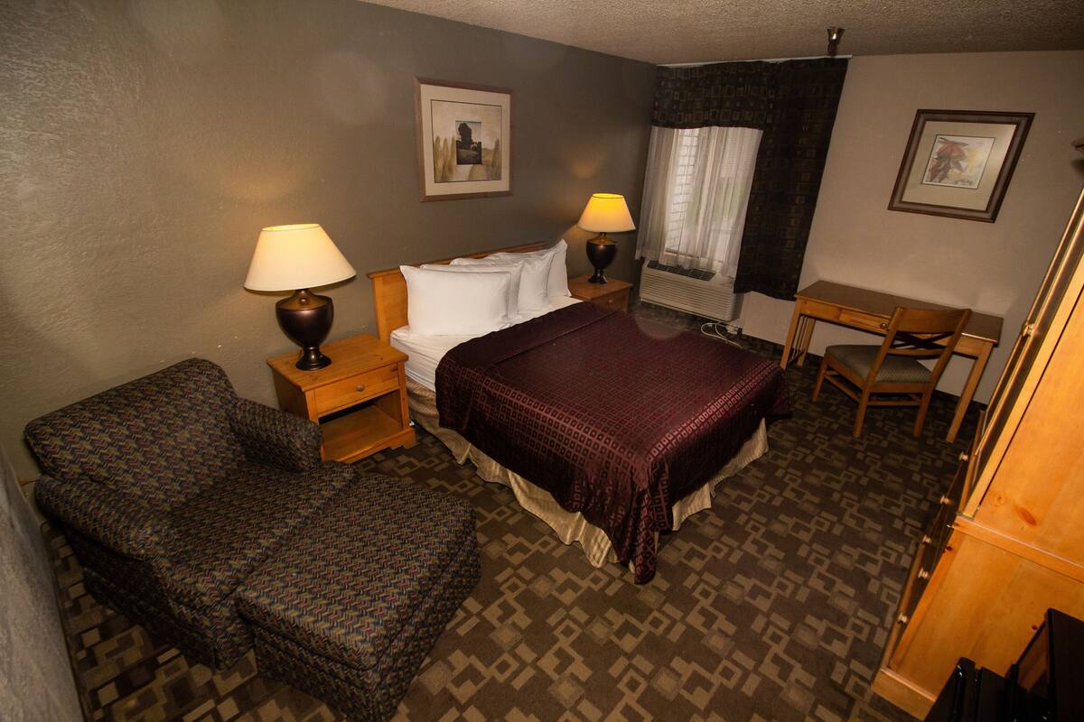 Standard 1 Queen Bed