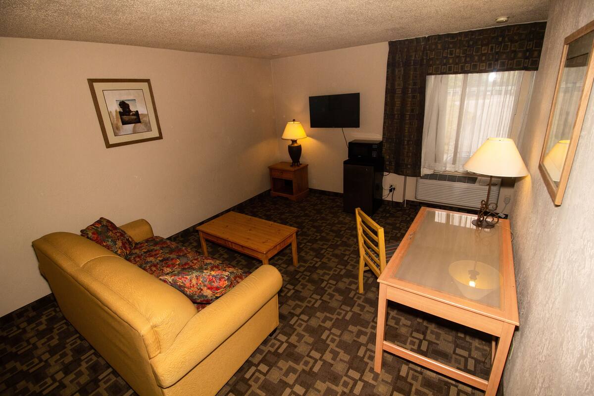 Junior Suite, 1 Queen Bed | Living area