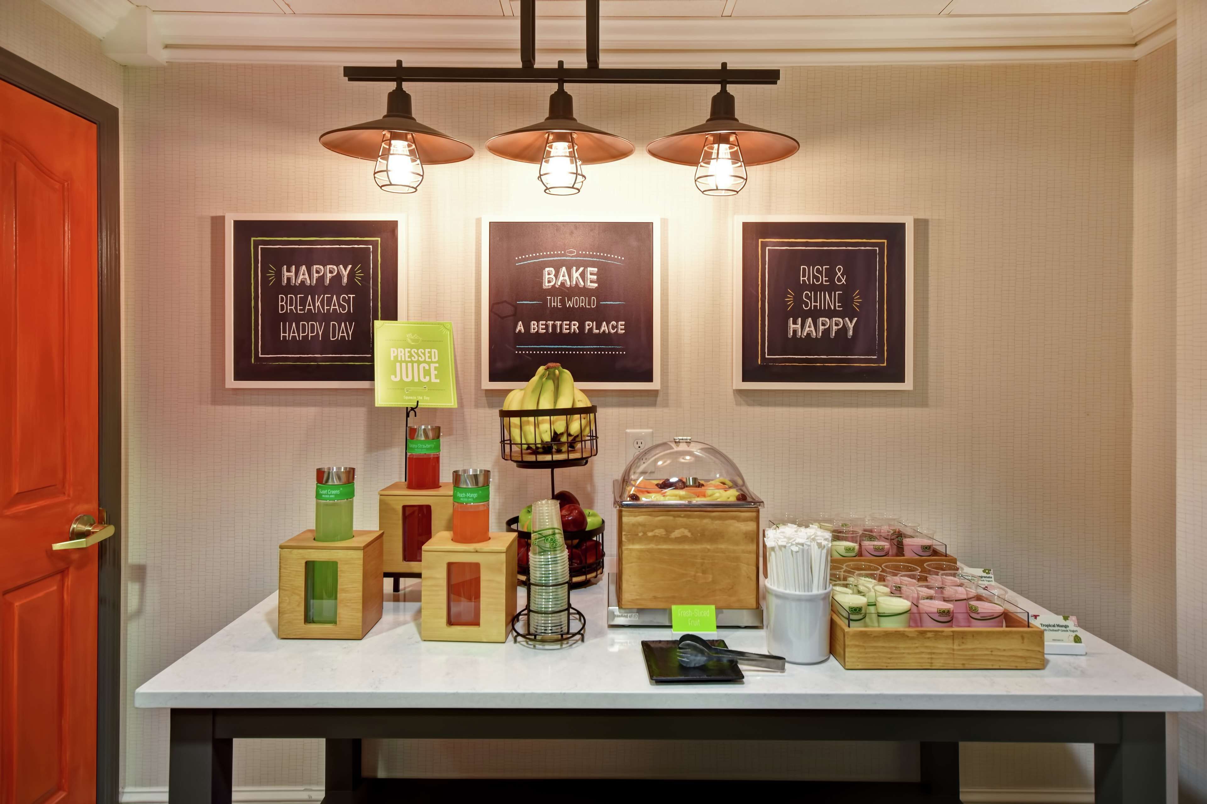 Disposição de buffet de café da manhã com diversas opções de alimentos e um espaço para café.