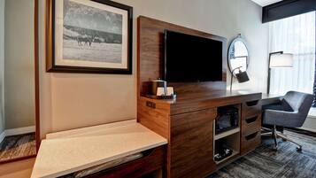 Een kluis op de kamer, een bureau, een strijkplank/strijkijzer