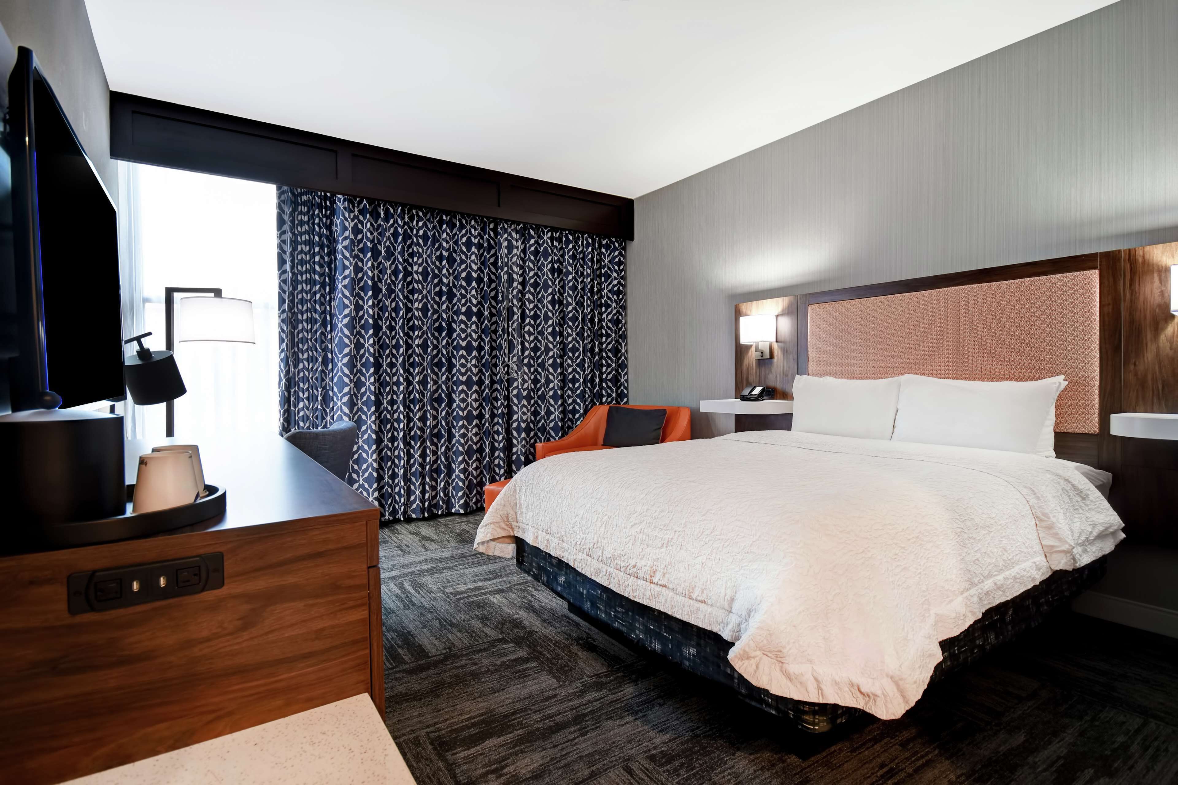 one queen bed, non-smoking | in-room safe, desk, iron/ironing board, free wifi