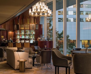 2 bars/lounges, poolside bar - Conrad Hong Kong (Hong Kong)
