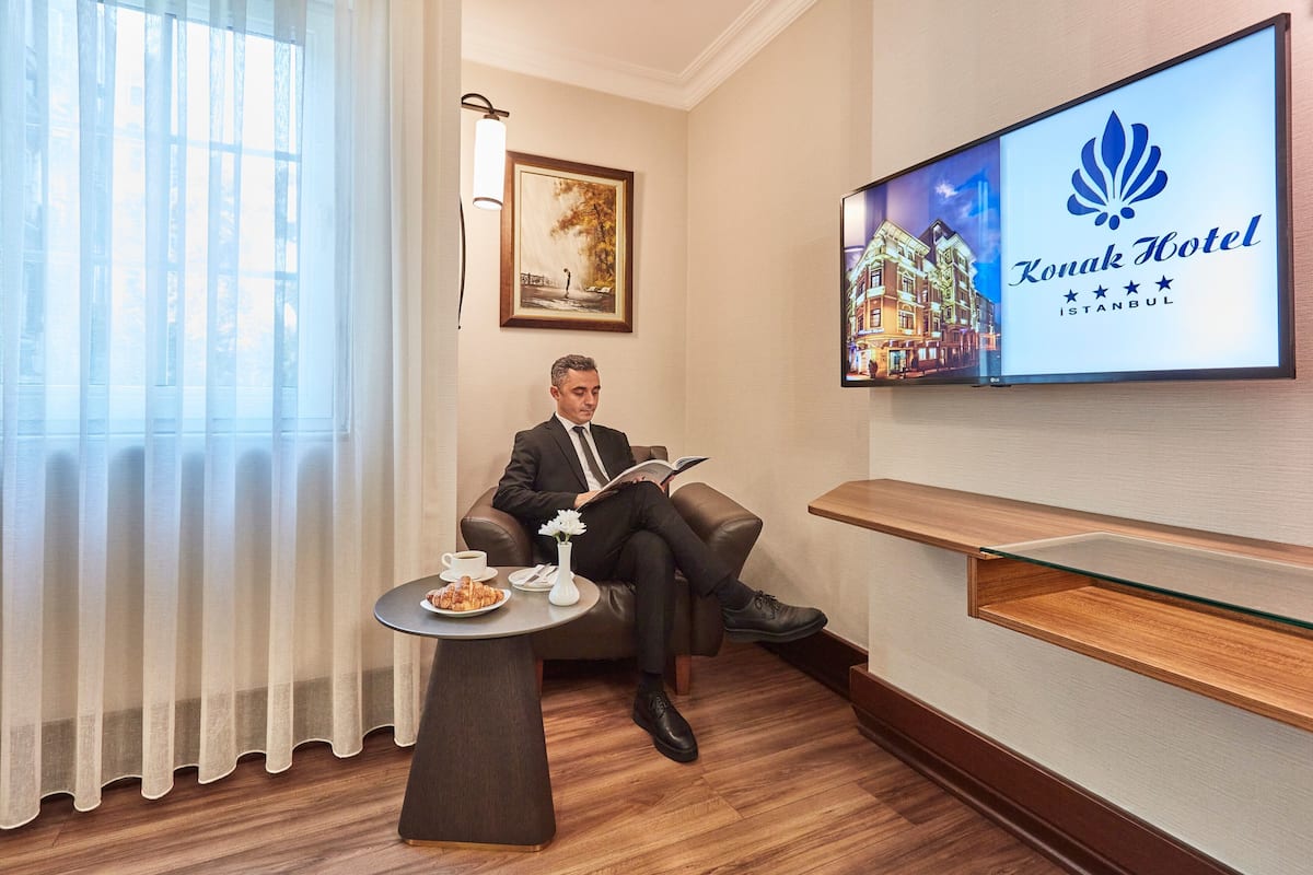 Quarto solteiro superior | Área de estar | TV LCD 26 polegadas com canais via satélite, TV