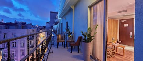 Suite Junior, 1 chambre, balcon, vue ville | Terrasse/Patio