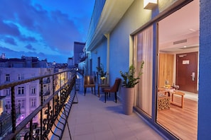 Junior suite, 1 slaapkamer, balkon, uitzicht op de stad | Terras