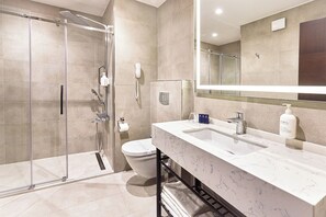Regendusche, kostenlose Toilettenartikel, Haartrockner, Bademäntel