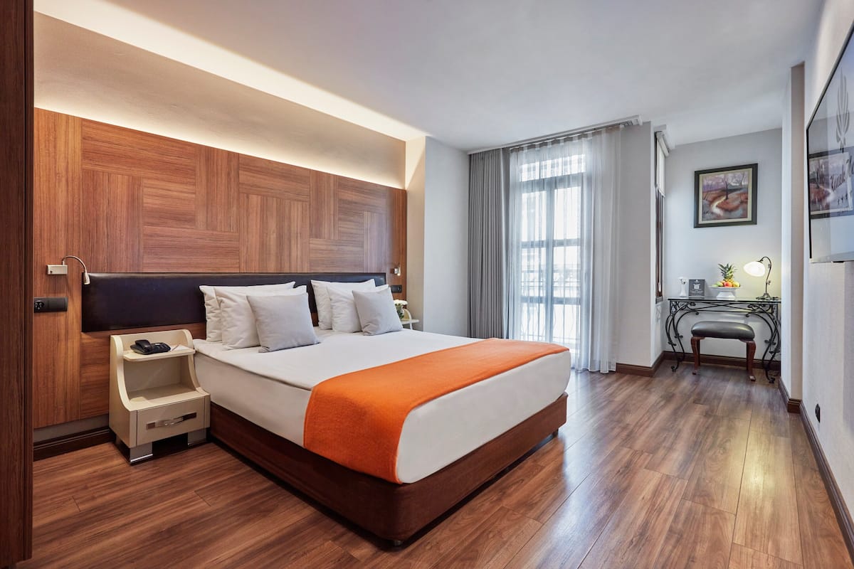 Quarto casal superior | 1 quarto, frigobar, cofres nos quartos, escrivaninha