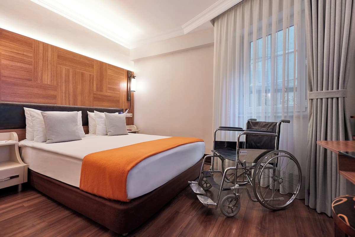 Camera doppia, accesso in sedia a rotelle | 1 camera, minibar, cassaforte in camera, una scrivania