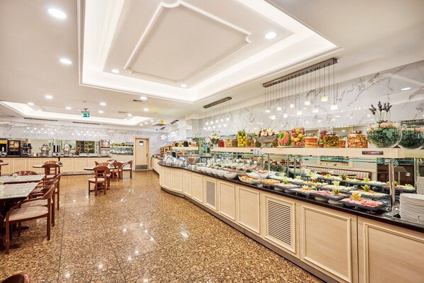 Desayuno completo (EUR 12 por persona) 