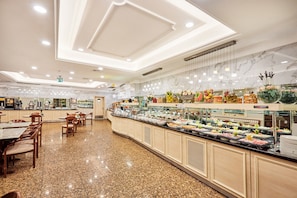 Café da manhã completo todos os dias (EUR 12 por pessoa)