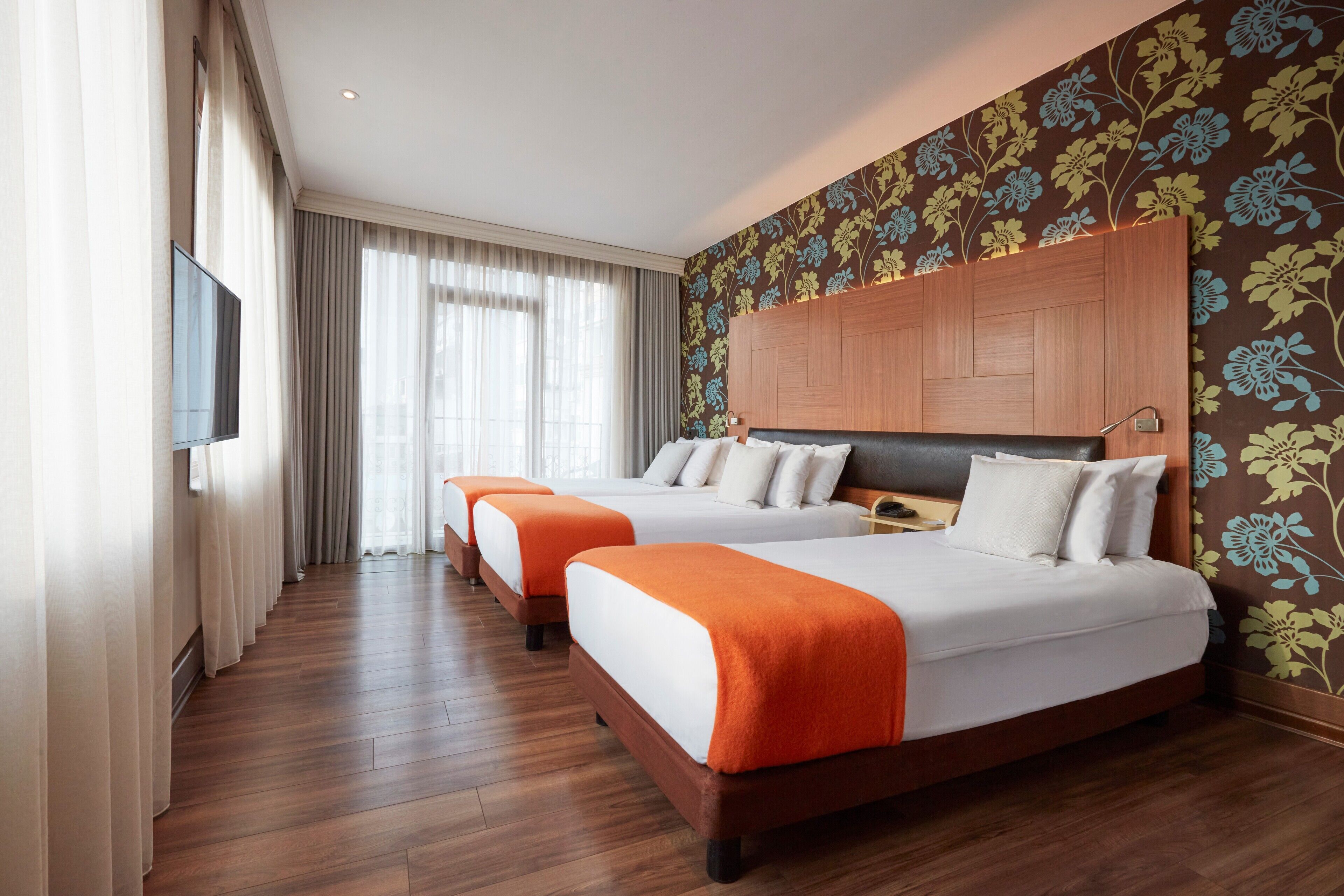 ميني بار وخزنة داخل الغرفة ومكتب ومساحة عمل للكمبيوتر المحمول