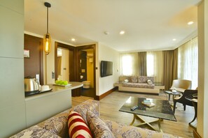 Grand Suite | Minibar, in-room safe, desk, laptop workspace