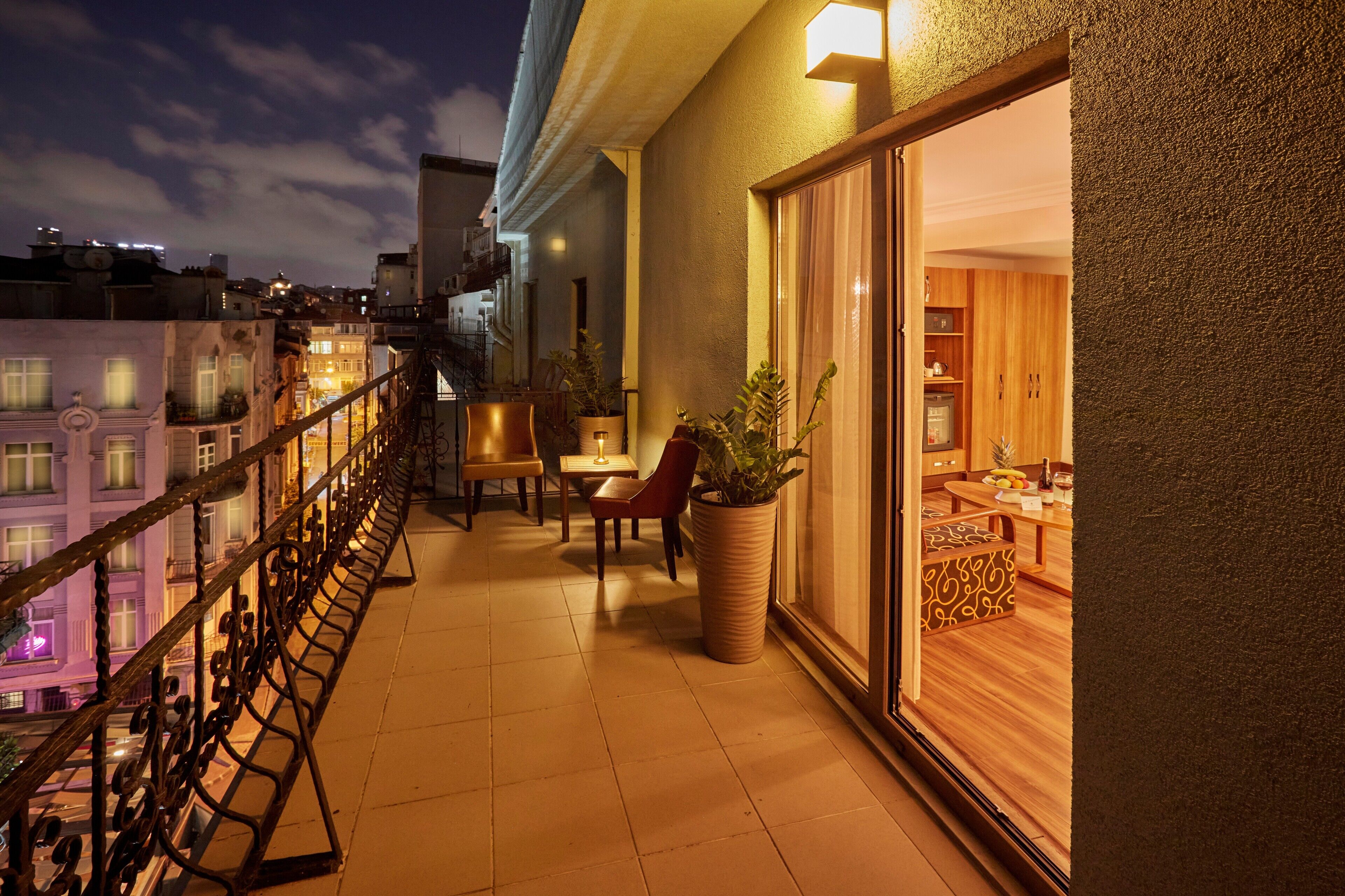 Junior Suite, 1 Bedroom, Balcony, City View | Terrace/patio