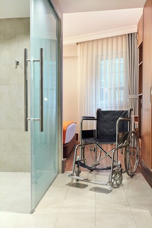 Chambre Double, accessible aux personnes à mobilité réduite | 1 chambre, minibar, coffres-forts dans les chambres, bureau