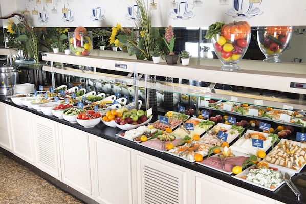 Tägliches großes Frühstück (12 EUR pro Person)