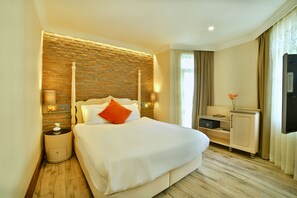Grand Suite | Minibar, in-room safe, desk, laptop workspace