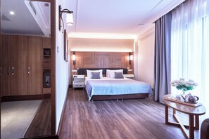 Habitación doble superior | Minibar, caja de seguridad en la habitación y escritorio 