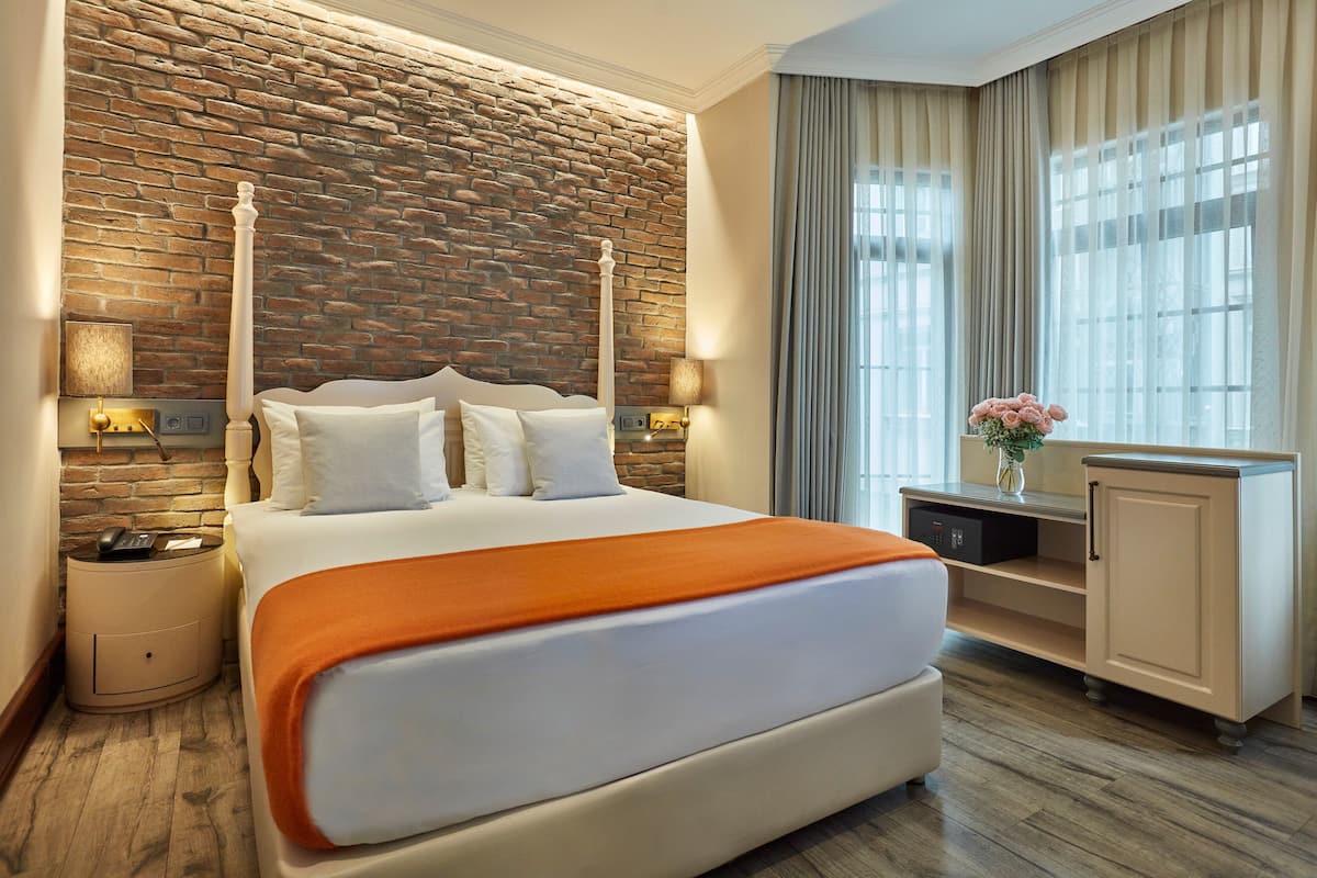 Suíte grand, sacada, vista para a cidade | 1 quarto, frigobar, cofres nos quartos, escrivaninha