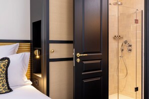 Classic Room, Courtyard View | Premium bedding, in-room safe, desk, laptop workspace - Grand Hôtel Chicago (Paris)