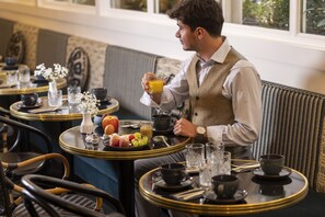 Petit déjeuner buffet (20 EUR par personne)